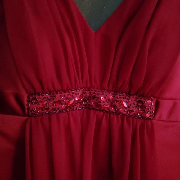 (2Sizes Available) Maroon Bead Detail Formal Dress - Picture 2 of 5